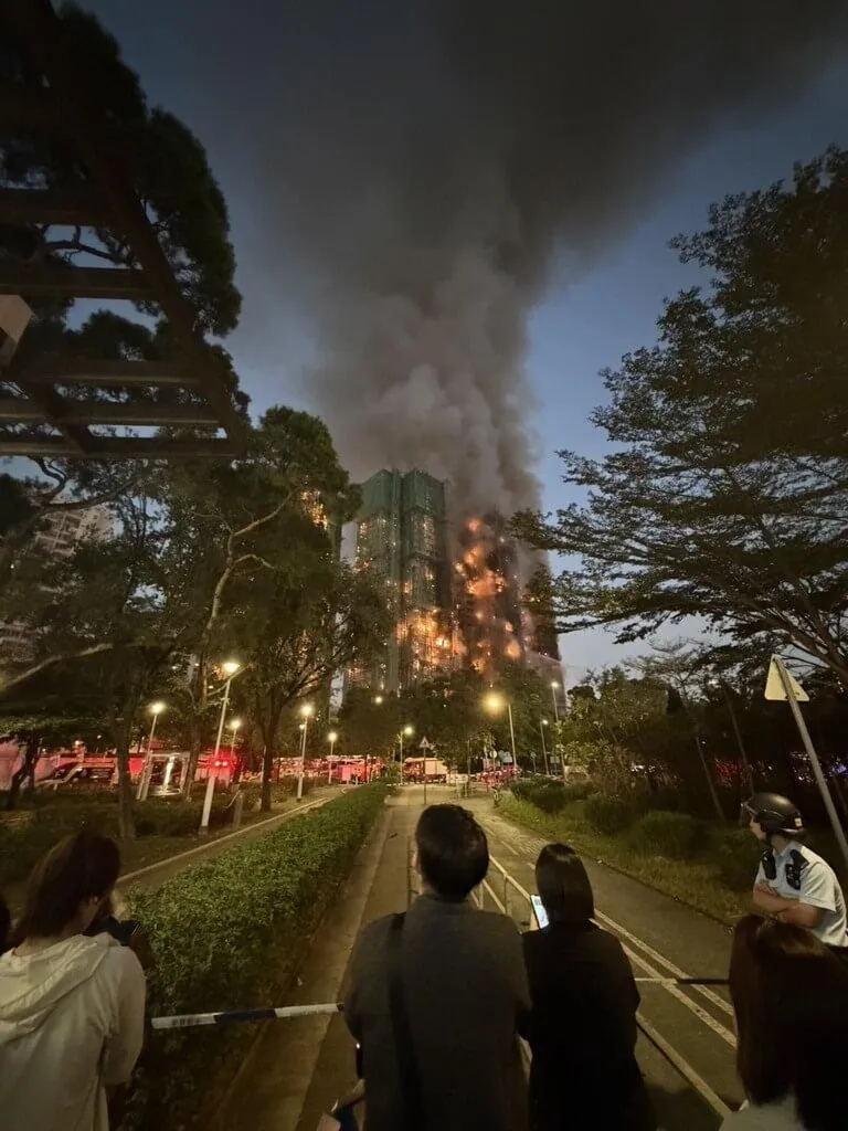 住在香港宏福苑的Dorz接受中央社電話訪問表示，昨晚至凌晨一直在警方封鎖線外，看著自己居住的大樓愈燒愈猛，祖母打拚一生買下的房子付諸流水，自己的回憶也被燒掉。圖為Dorz拍攝到火勢情況。（受訪者提供）