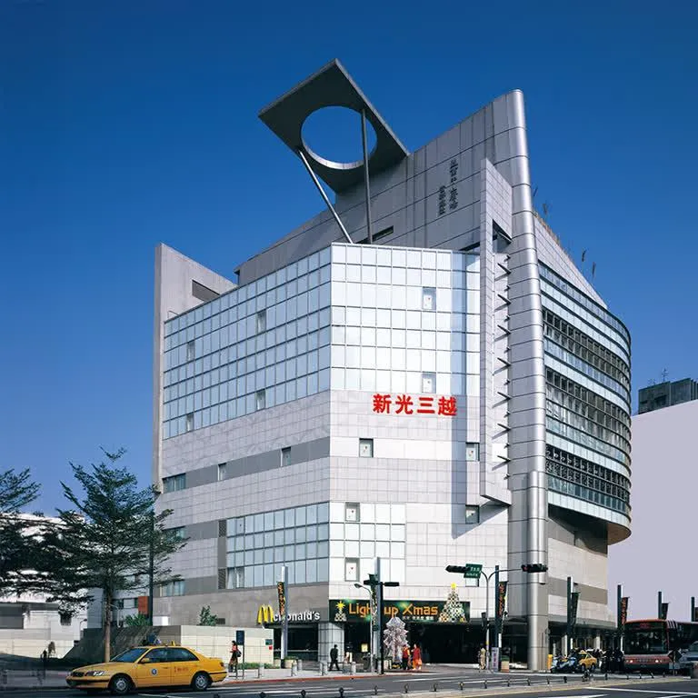 位於台北市捷運中山站的百貨頂樓有一個神秘的巨型圓洞,乍看很像飲料杯架,吸引不少逛街民眾的目光。(圖/翻攝自新光三越官網)