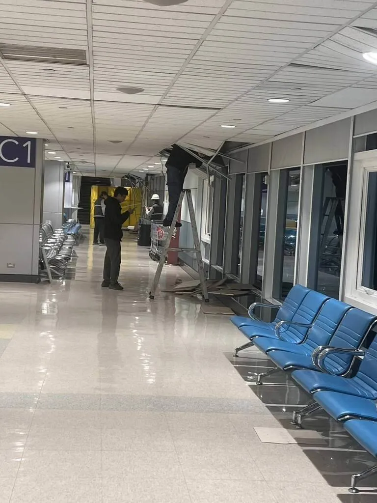 台灣東部海域27日晚間發生芮氏規模7.0地震，造成桃園國際機場第二航廈部分候機室及行李轉盤天花板掉落，維修人員正在C1候機室整修掉落的天花。（機場公司提供）