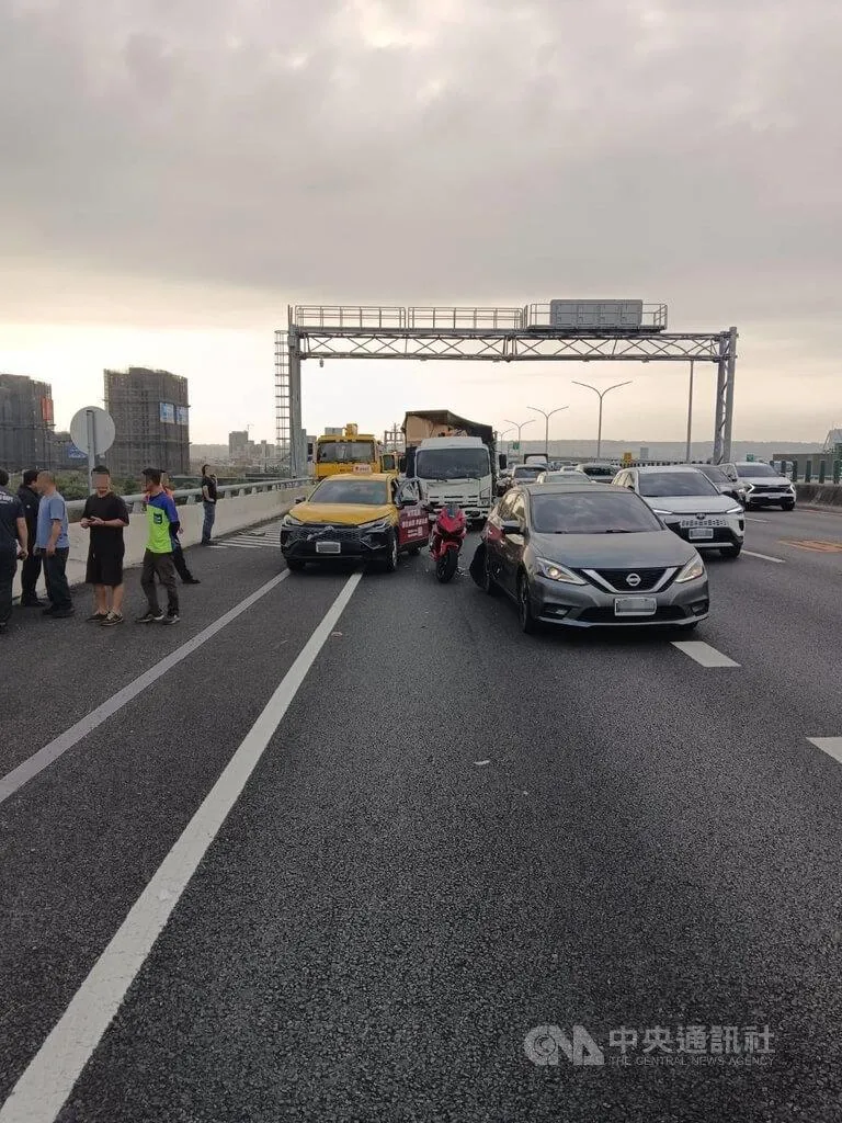 台74線東向16K處台中北屯路段26日下午發生大貨車、自小客車、計程車與重型機車等5車事故，有5人受傷送醫，確切肇事原因仍待警方調查釐清。（翻攝照片）
