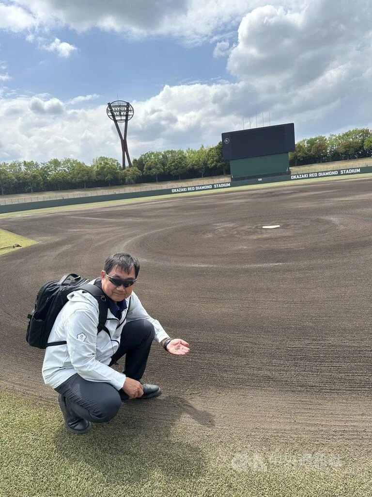 中華棒協選訓委員主任葉志仙分析,日本的球場都有一定水準,球員最需要適應的是黑土場地。(圖/中央社)