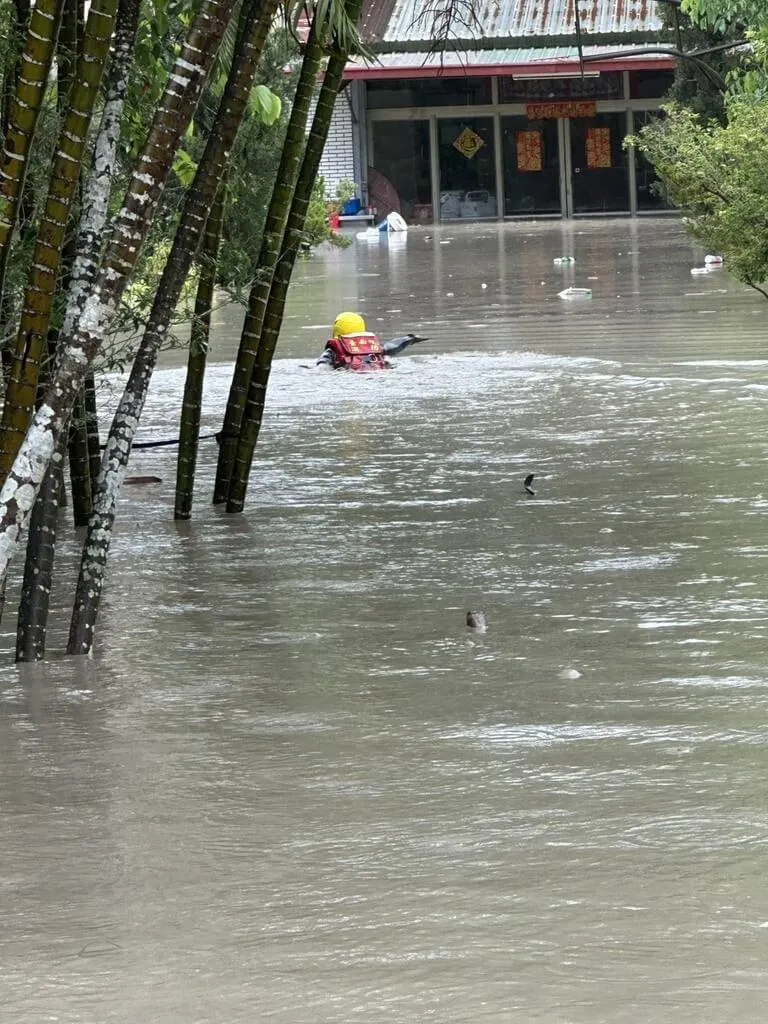 颱風米克拉外圍環流影響,台南市25日雨勢明顯,菜寮溪暴漲,南化區中坑里水淹逾1公尺,有人員受困,消防搶救並協助撤離中。(圖/台南市政府提供)