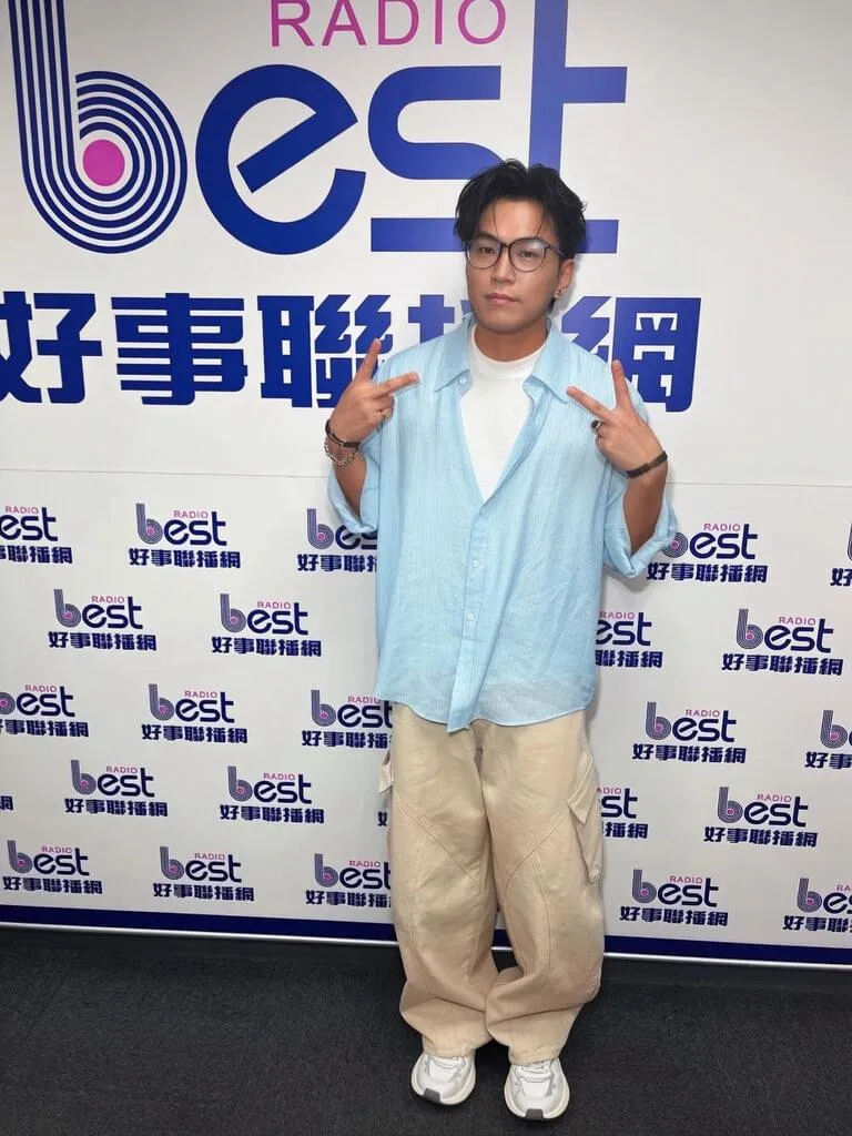 歌手蕭景鴻（阿弟）擔任好事聯播網父親節特別企劃「老爸的青春點唱機」活動大使，他回憶自己的歌手夢的起點，是同學們的推坑下參加新生歌唱大賽。（圖／好事聯播網提供）