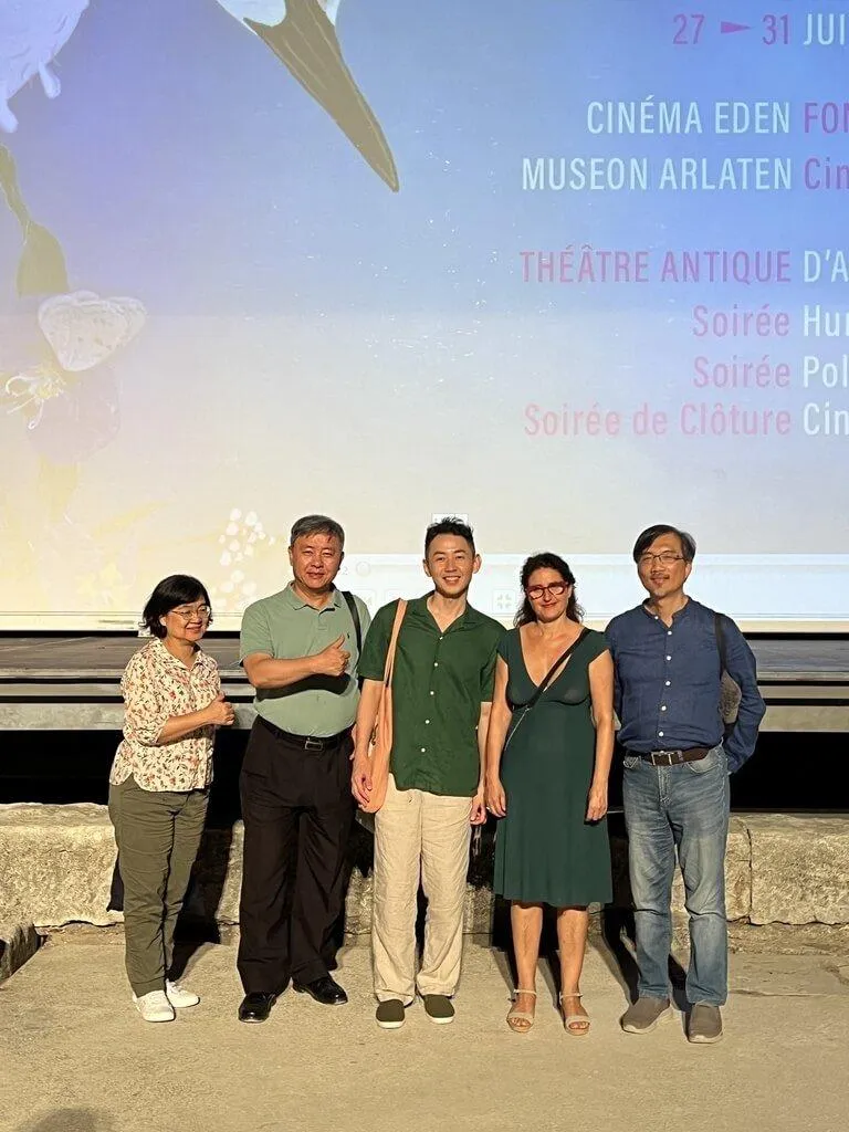 台灣導演謝文明（中）出席亞爾國際短片影展，與影展總監卡爾梅（右2）、駐普羅旺斯台北辦事處總領事沈真宏（左2）、巴文中心主任陳宏星（右1）合影。（圖／巴文中心提供）