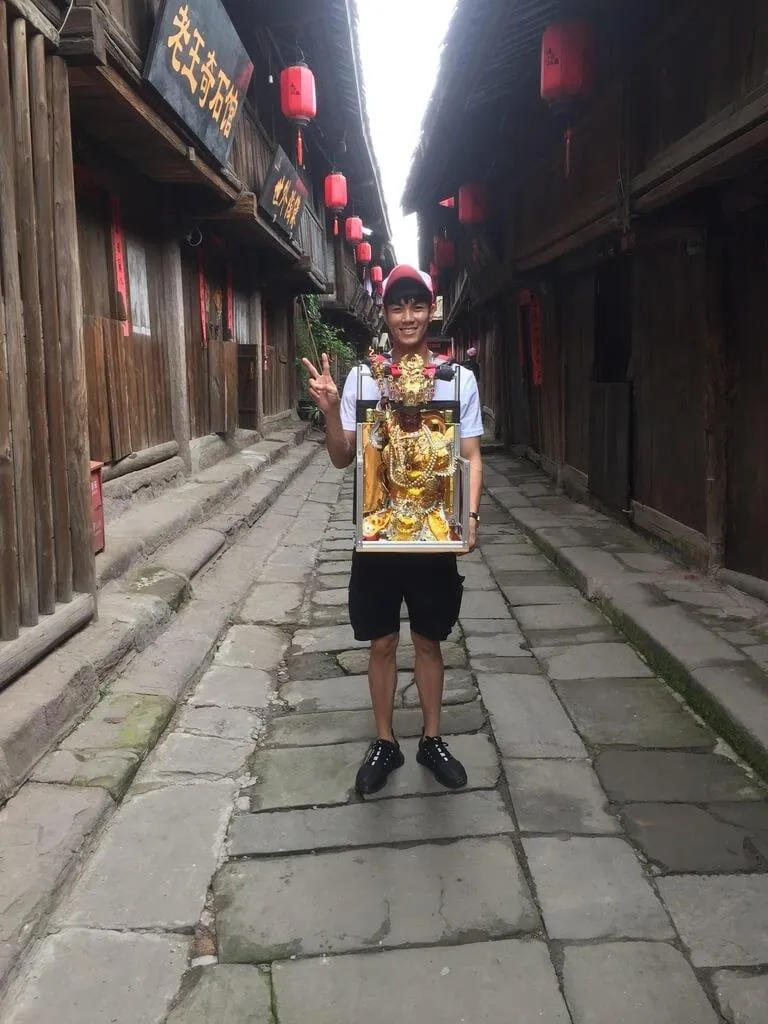 歌手兆群曾在事業低潮被神明要求一起去中國大陸四川旅遊,完成任務後讓演藝路順利許多,讓他直呼神奇。(圖/拾光飛翔娛樂提供)