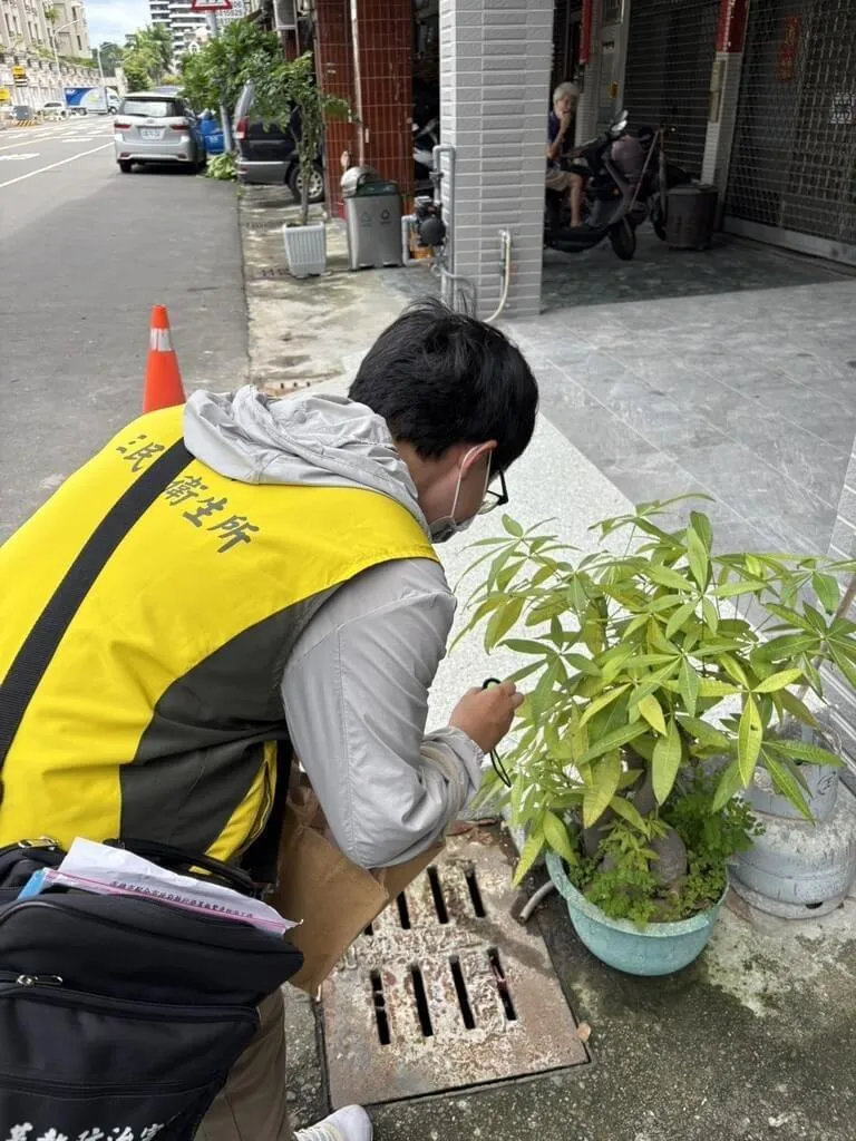 高雄市衛生局5日公布新增3例境外移入登革熱確診個案，防疫人員在確診者居住的三民區周邊加強噴藥及疫調作業。（圖／高雄市衛生局提供）