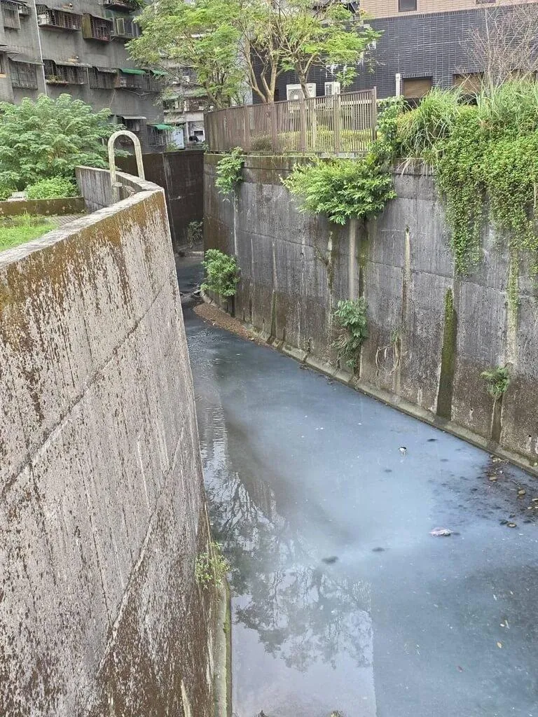 基隆河龍門大排10日出現白色乳化污水，基隆市已派員追查污染源，加強監測作業，確保供水安全無虞。（圖／基隆市政府提供）