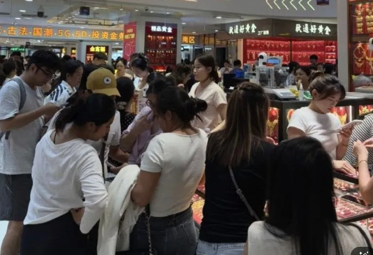 深圳市水貝黃金交易中心湧入大批搶買黃金的民眾。（圖／翻攝新浪微博）