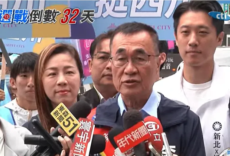 國民黨新北市長候選人李四川28日啟動站路口行動。（圖／中天新聞）