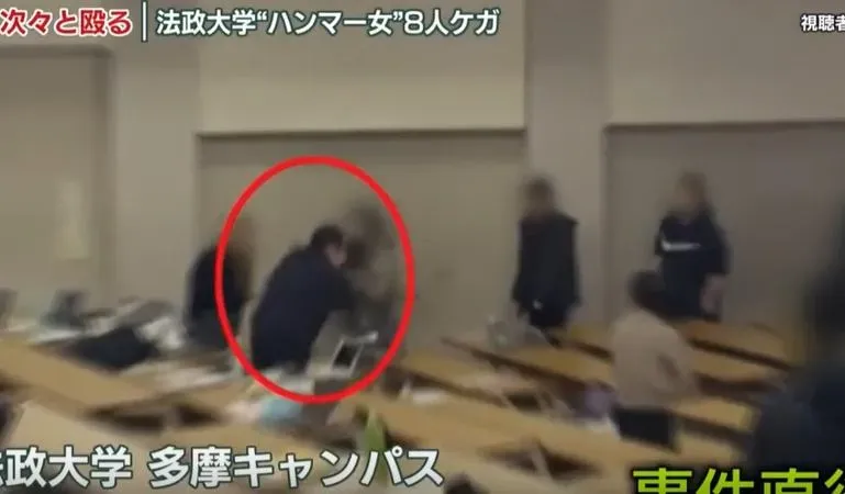 影片顯示，劉珠鉉無預警拿出鐵槌敲擊同學。（圖/翻攝NNN）
