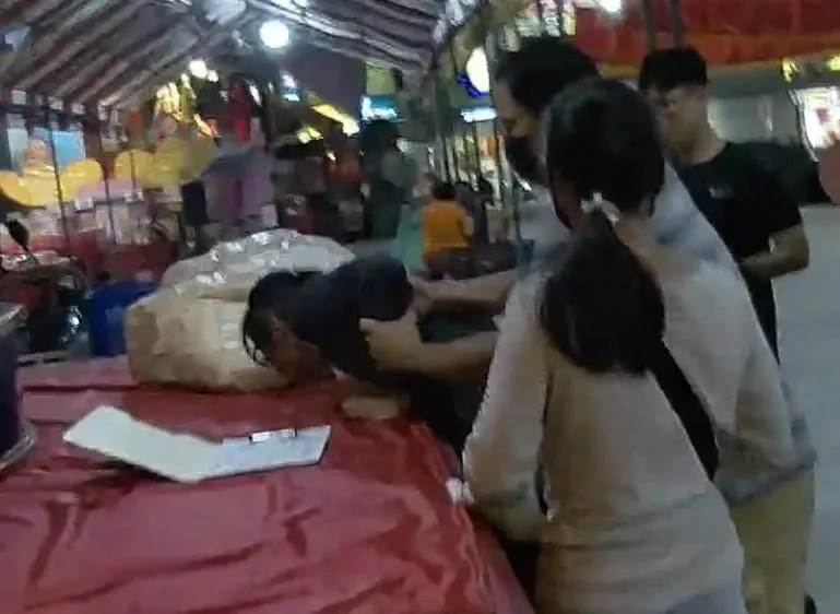 台中市大甲分局日前成功偵破一起詐欺案件,一名詐欺車手竟選在大甲鎮瀾宮前收取贓款。(圖/警方提供)