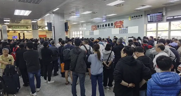 金門因濃霧壟罩、能見度偏低，全天共有22架次航班取消。（圖／中天新聞）