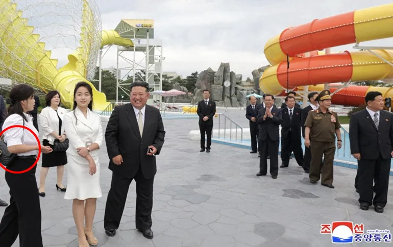 24日,北韓領導人金正恩的夫人李雪主(左一)時隔一年半再次公開亮相,身上疑背一隻黑色古馳包。(圖/美聯社)