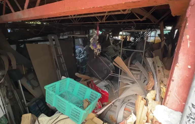 曾婦家中堆滿雜物,但鄰居表示她撿拾這些物品並未以此轉賣維生。(圖/中天新聞)