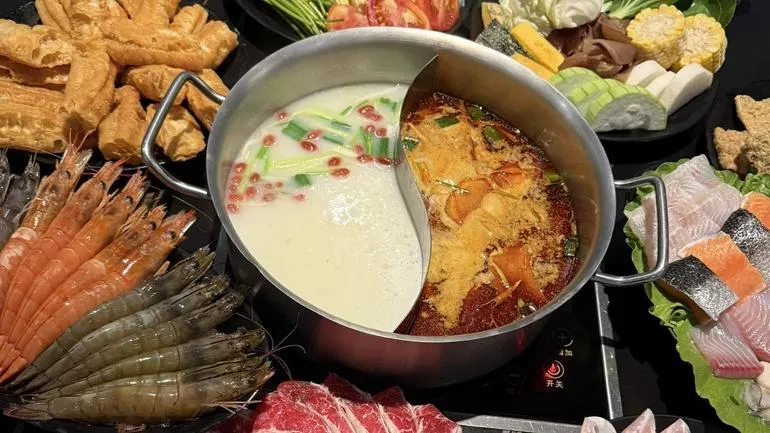 主打吃到飽的「小蒙牛頂級麻辣養生鍋」高雄楠梓萬家福店因租約到期，宣布將於9月13日結束營業。（圖／翻攝自小蒙牛楠梓家樂福店-頂級麻辣養生鍋臉書）