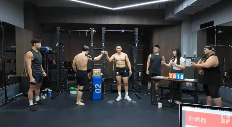 挑戰結束後健人蓋伊與史書華擊拳。（圖／翻攝自「健人蓋伊」YouTube）