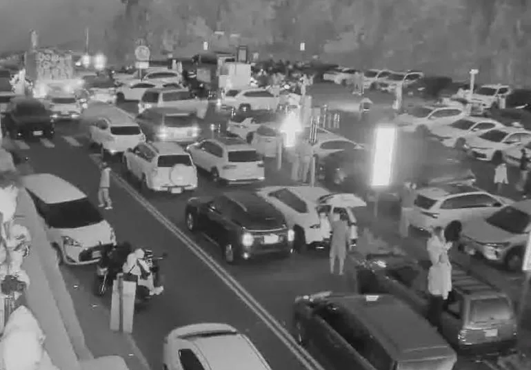 國慶連假第2天武嶺湧現觀光車潮。(圖/翻攝畫面)