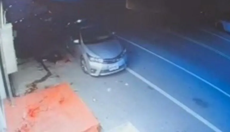 3名蒙面男子想把洪男拉上車不成，最終放棄並駕車逃逸。（圖／翻攝畫面）