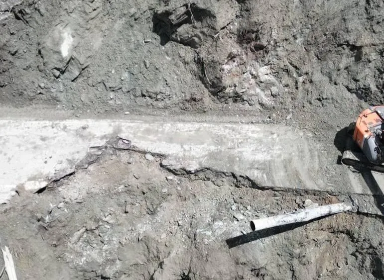 中橫公路台8線155.8K薛家場路段路基缺口長約20公尺。（圖／公路局提供）