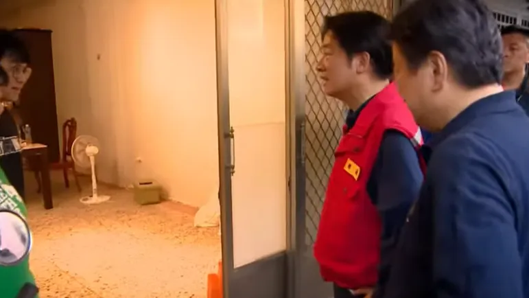 賴清德在光復鄉和平街視察災後復原狀況，面對當地住戶提到「地板拆掉了」，他竟說「這樣反而比較好看」。（圖／中天新聞）