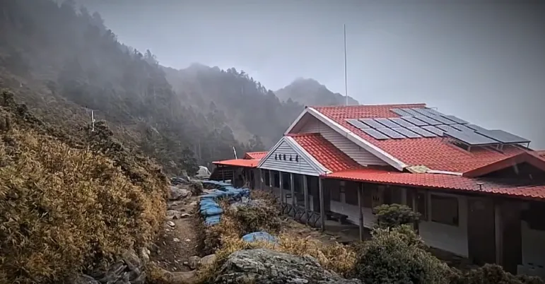 嘉明湖山屋今日罕見飄下3月雪與冰霰。（圖／翻攝自臉書／嘉明湖熊出沒提供）