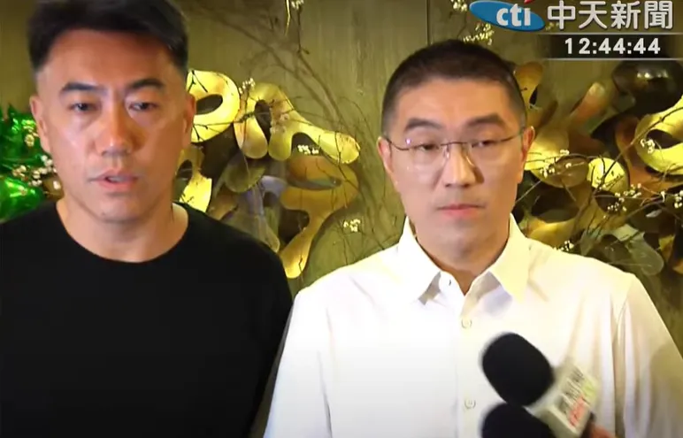 基隆市長謝國樑(右)上午陪同立法委員林沛祥(左)投票。(圖/中天新聞)