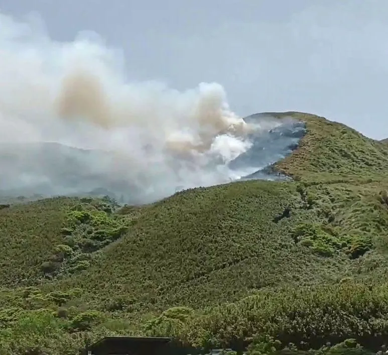 陽明山小油坑今年4月發生火燒山事件，經檢方調查起火原因，承包商負責人坦承疏失且與國研院和解，予以不起訴處份。（圖／資料照片）