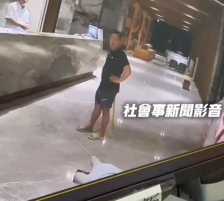 外送員質問手拿棍棒的男子,並表示此舉觸犯恐嚇罪。(圖/翻攝自社會事新聞影音)