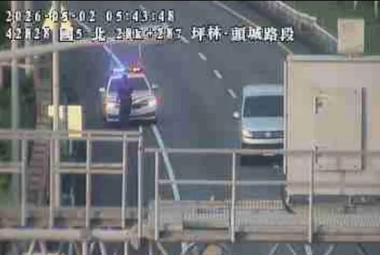國5北上要進雪隧前100公尺左右1人路倒在馬路邊。（圖／翻攝畫面）