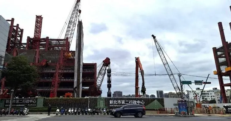 去年捷運先嗇宮站周邊預售屋成交量近700件，成為最熱預售捷運宅，而指標案便是有4000戶案量的「都廳大院」一、二期，圖為「都廳大院」基地，正如火如荼興建中。（圖／CTWANT）
