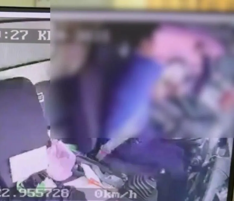 張男騎車逆向到一半，竟然棄車攀上一輛貨車跟司機拉扯，把司機嚇了一大跳。（圖／中天新聞）