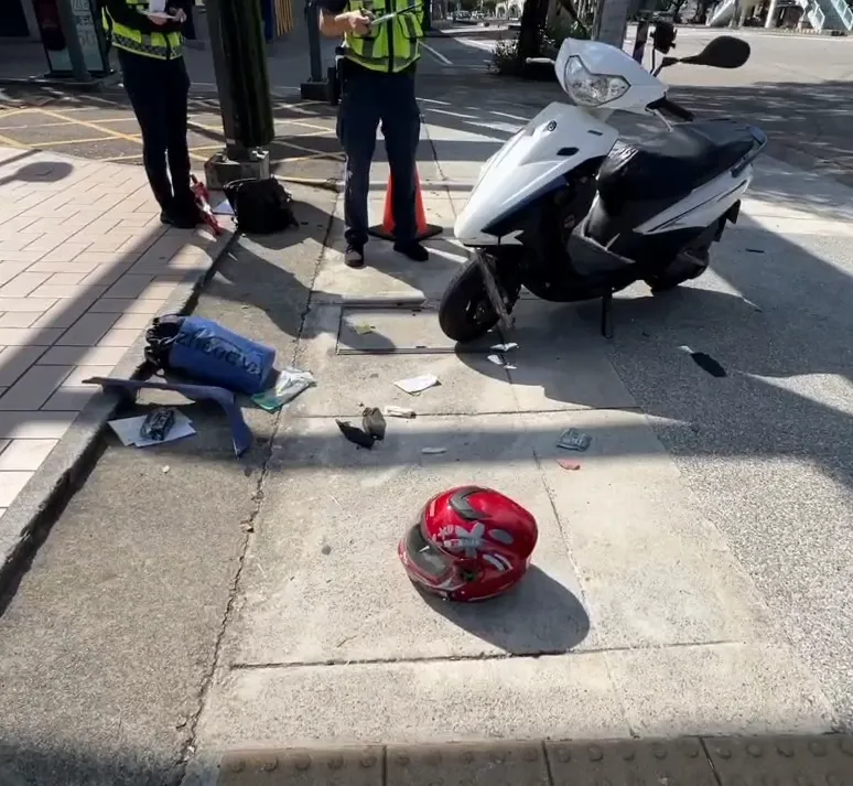 死亡車禍現場機車碎裂散落滿地。（圖／中天新聞）