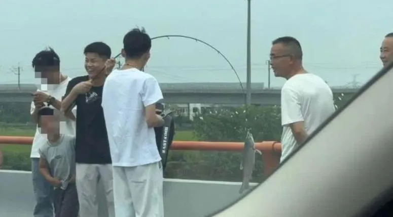 男子釣到大魚眉開眼笑。（圖/翻攝《網易》）