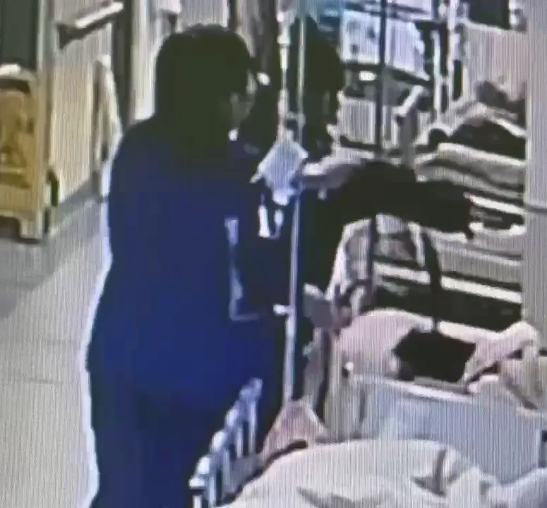 林男施暴畫面。（圖／警方提供）