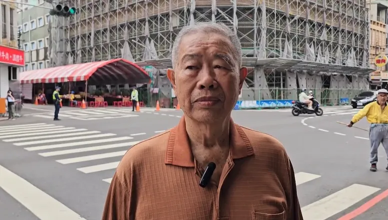 對於大樓整棟被拆，前來亞大樓主委李靖廉今天前往現場透露心聲。（圖／中天新聞）