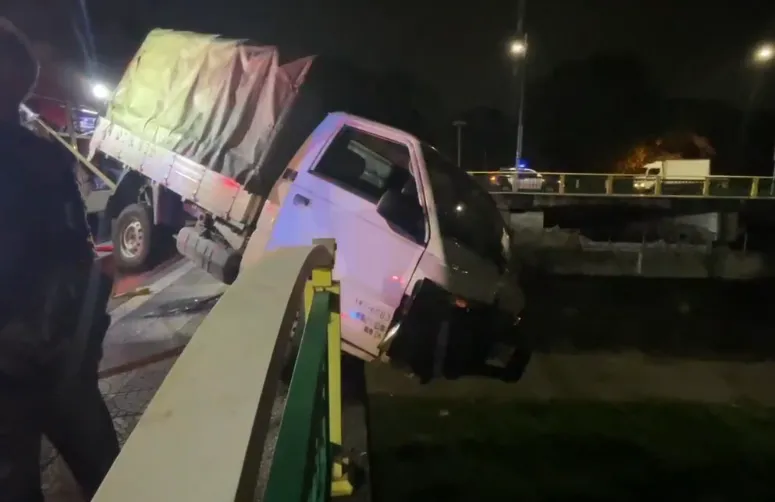 貨車酒駕衝撞橋樑護欄，差點翻落橋下。（圖／中天新聞，下同）