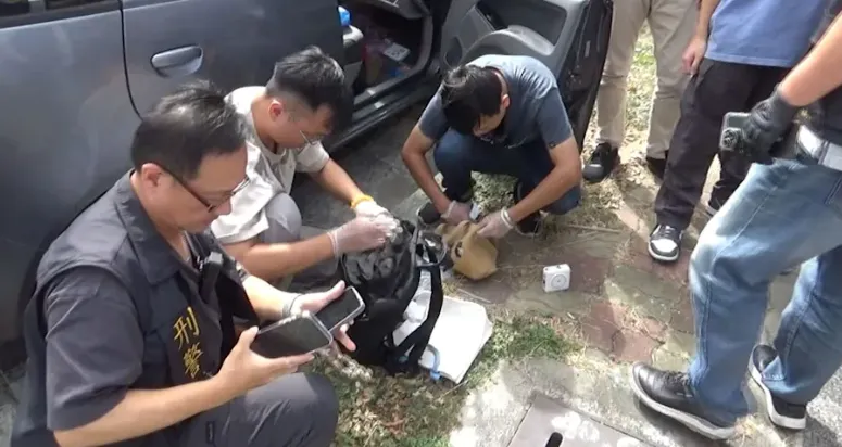 黃姓男子等人組成詐團以假投資手法詐騙民眾逾新台幣1.3億元，刑事局循線調查，待車手出面取款時，以空拍機監控配合地面警力逮人，並查扣現金等證物。（圖／中天新聞）
