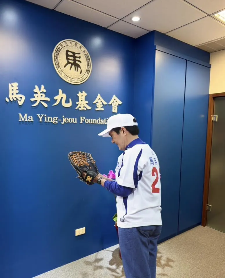 馬英九傍晚在留言區上傳新照片並留言稱我的救援手套留在馬英九基金會。（圖／馬英九臉書）