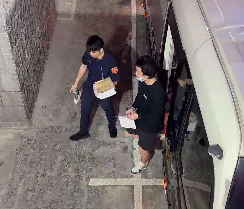 孫安佐16日晚間被上銬帶下囚車。（圖／翻攝畫面）