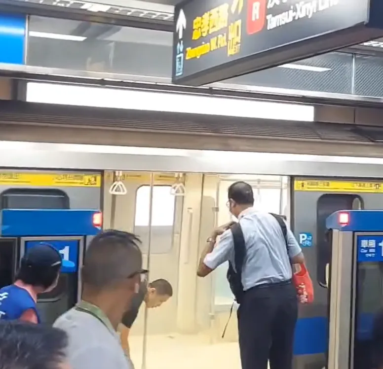 北捷行充自燃，列車一度停駛。（圖／網友gtr5y_0415授權提供）