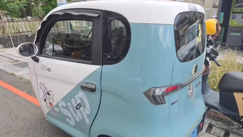 嘉義市街頭近日出現一部大陸製封閉式電動三輪車。(圖/中天新聞)