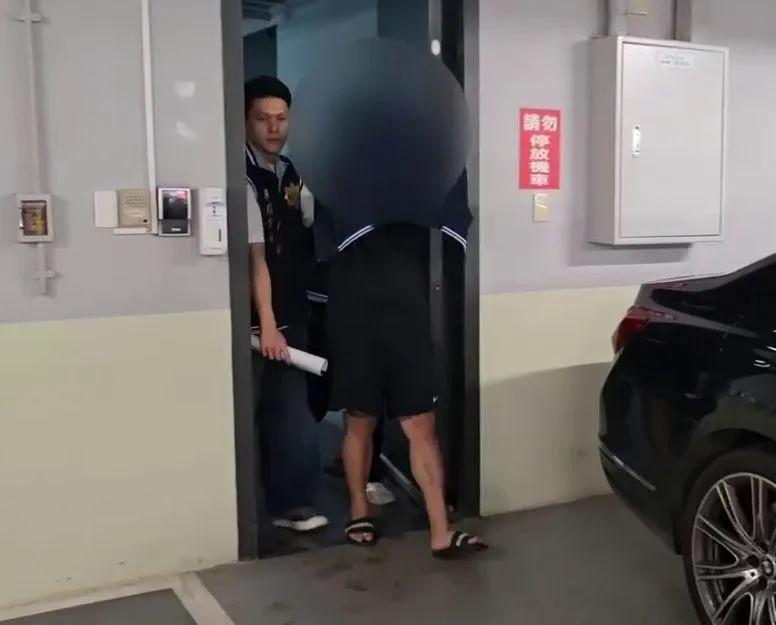 張俊傑案持續偵辦、抓人中,圖為已落網的共犯伍恩廷被移送畫面。(圖/警方提供)