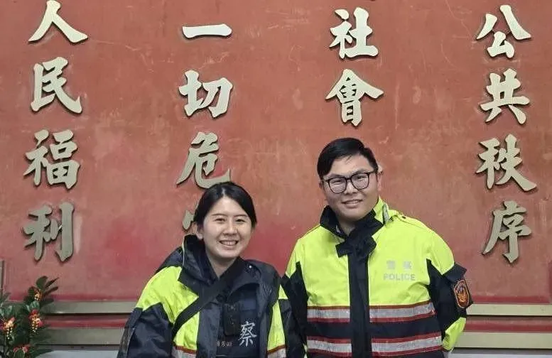 協助陳男的暖警林于禮、林香吟。（圖／翻攝畫面）