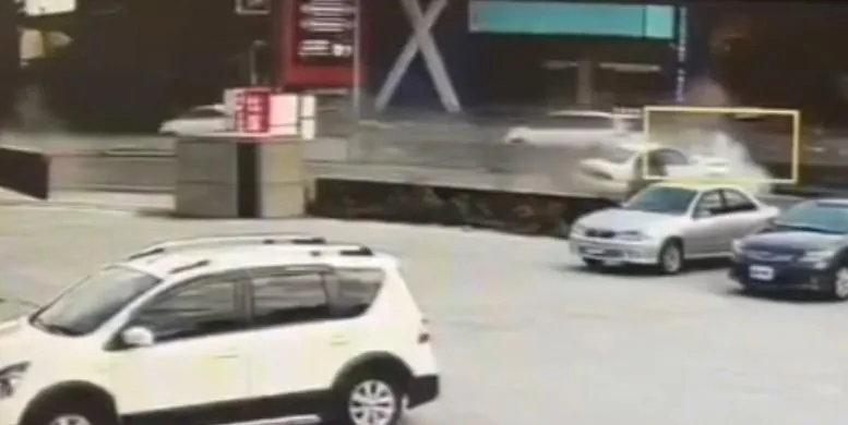 戴姓男子駕駛自小客車疑擦撞同向大型重機後失控撞及護欄，送醫不治。（圖／翻攝畫面）