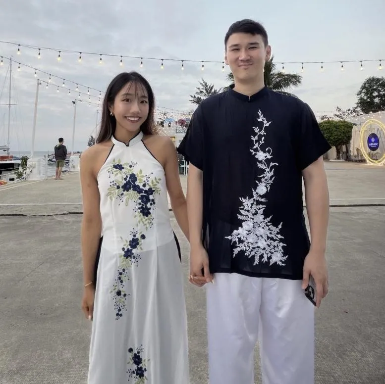 蔡佩軒(左)分享新加坡與台灣過年的不同。(圖/可瑞思國際娛樂 提供)