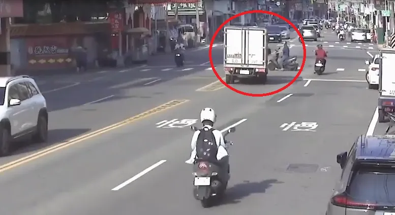 何姓男子從巷口騎出來，與白色小貨車發生擦撞。（圖／翻攝畫面）