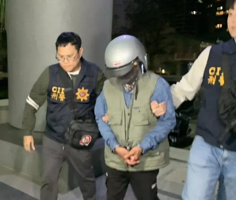 71歲張姓凶嫌（中）涉殺害3名老婦還分屍，被警方逮捕移送。（圖／中天新聞）
