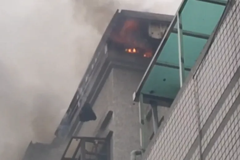 台中龍井區新興路上1棟4層樓建物26日下午發生火警，其頂樓加蓋處因不明原因竄出火苗，該處堆放的雜物助長火勢。（圖／中天新聞）