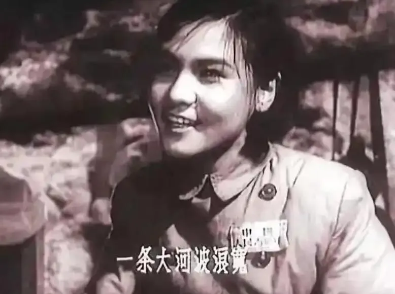 郭蘭英在電影《上甘嶺》演唱〈我的祖國〉。(圖/翻攝央視新聞)