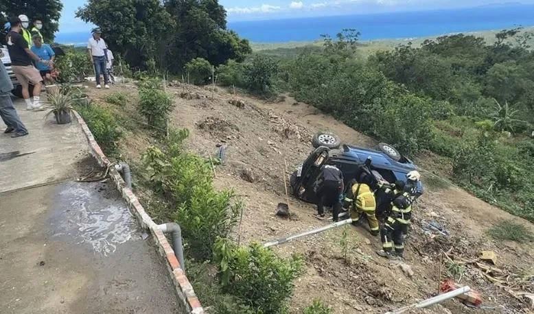 駕駛無呼吸心跳消防救護人員現場搶救。（圖／翻攝畫面）